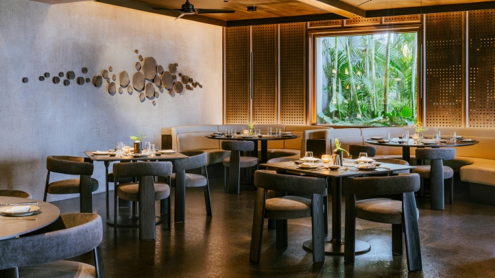 Four Seasons Resort Punta Mita unveils the reimagined Aramara, blending Asian techniques with local flavors. Enjoy a refined menu, sushi counter, sake bar, and live entertainment.