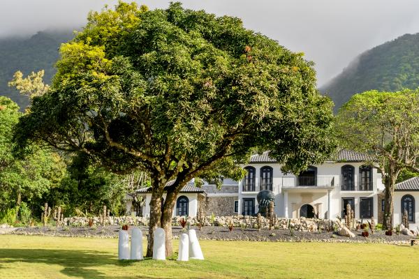 Hotel La Compañía del Valle opens in Panama’s Valle de Antón, offering luxury, art, and wellness with Tuscan-inspired design, a sculpture park, spa, and gourmet dining.