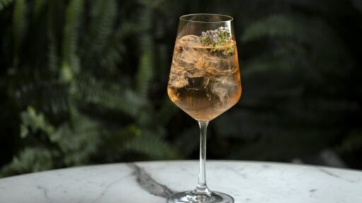 Experience A Taste of Athens at Four Seasons Geneva with Avra Bar's exclusive cocktails and Greek tapas, available on the terrace from May 15 to 30, 2025.