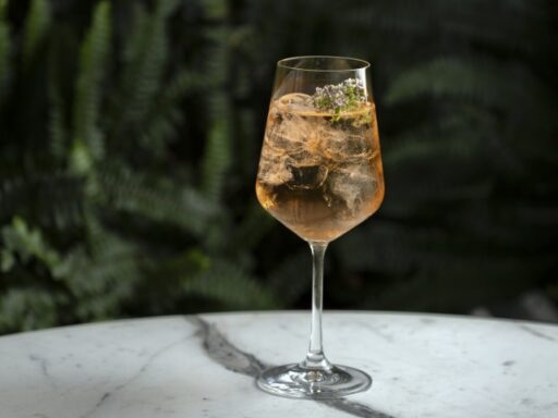 Experience A Taste of Athens at Four Seasons Geneva with Avra Bar's exclusive cocktails and Greek tapas, available on the terrace from May 15 to 30, 2025.