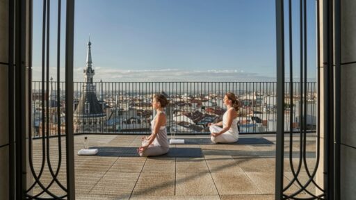Join Four Seasons Hotel Madrid this May for a two-day wellness retreat featuring yoga, meditation, mindful meals, and expert-led skincare sessions by Alo Yoga and Natura Bissé.
