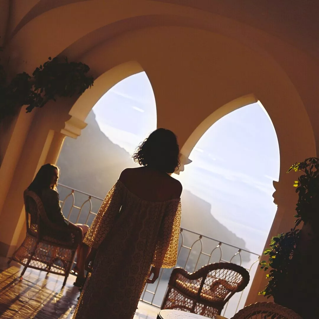 La Piscina, A Caruso Pool Club, debuts on the Amalfi Coast with luxe cabanas, curated wellness, Mediterranean cuisine, and stunning views at Belmond Hotel Caruso in Ravello.