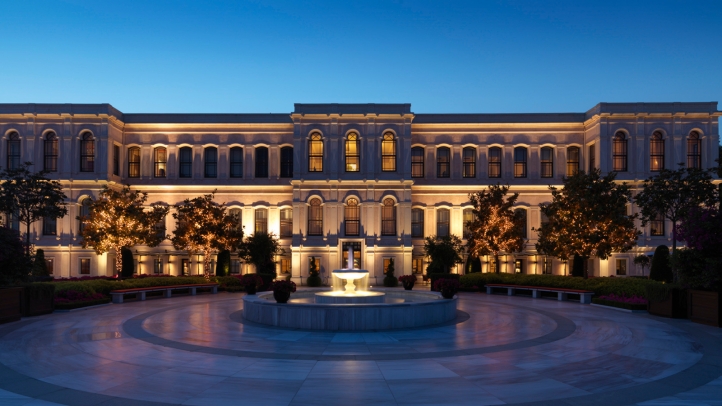 Explore Lorenzo Quinn’s powerful sculptures at Four Seasons Istanbul at the Bosphorus, where emotion, art, and breathtaking waterfront views create a moving open-air gallery.