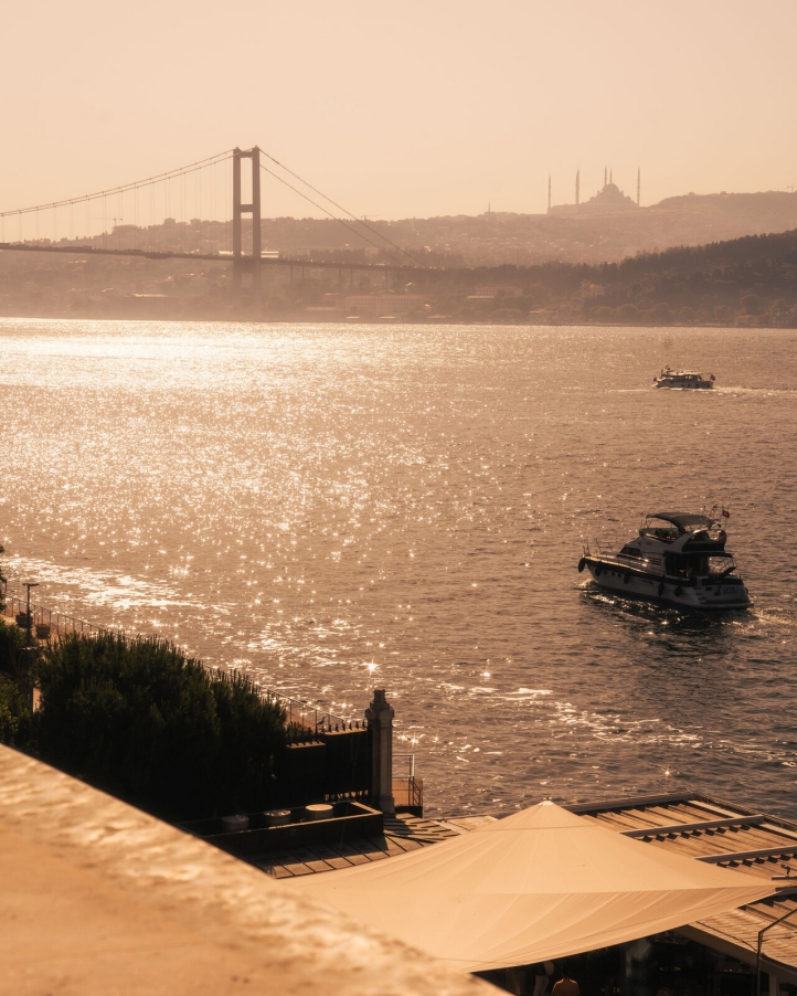 Explore Lorenzo Quinn’s powerful sculptures at Four Seasons Istanbul at the Bosphorus, where emotion, art, and breathtaking waterfront views create a moving open-air gallery.