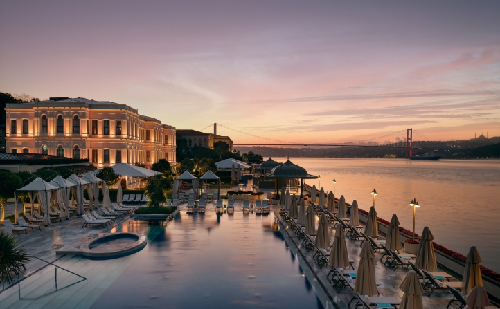 Explore Lorenzo Quinn’s powerful sculptures at Four Seasons Istanbul at the Bosphorus, where emotion, art, and breathtaking waterfront views create a moving open-air gallery.